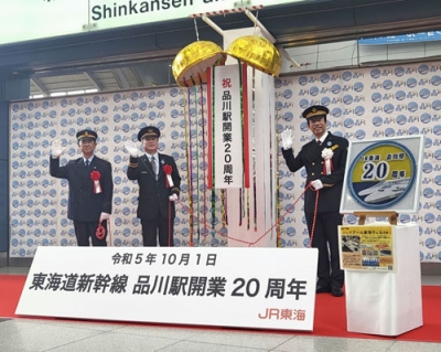 写真：東海道新幹線品川駅の開業２０周年を祝い、くす玉を割るＪＲ東海の長西宣英駅長（右）ら＝１日午前、品川駅構内