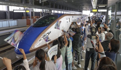 写真：沿線住民らの歓迎を受け小松駅の北陸新幹線ホームに到着した、走行試験中の営業用車両「Ｗ７系」＝１日午前、石川県小松市