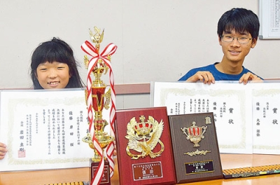 写真：全道珠算競技大会で優勝を果たし、笑顔を見せる岸田さん（左）と大西さん