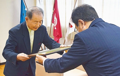 写真：感謝状を受ける平さん（左）