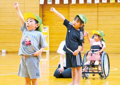 写真：元気に声を上げる園児