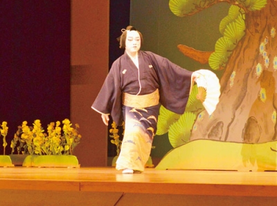 写真：舞踊、長唄、箏曲の各団体による共演で楽しませた邦楽舞踊公演