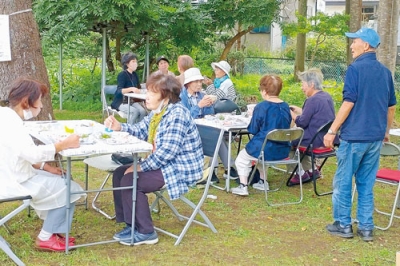 写真：食事や交流を楽しむ地域住民ら