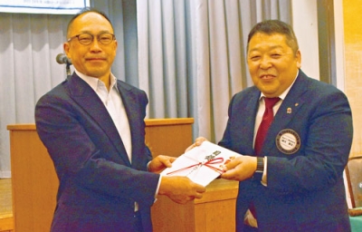 写真：清水校長（左）に目録を贈る藤井会長