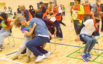 写真：激しい取り合いを繰り広げる椅子取りゲーム