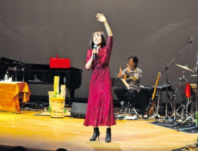 写真：透き通った美しい歌声を会場に響かせた半﨑さん