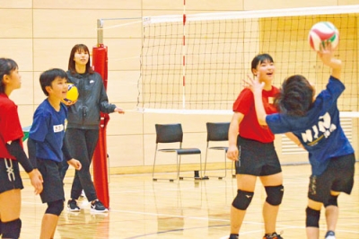 写真：ＷＩＮ海陽の選手を指導する新鍋さん