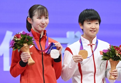 写真：女子シングルスで銀メダルを獲得した早田ひな。右は優勝した孫穎莎＝杭州（共同）
