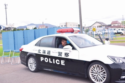 写真：パトカーの見学や急制動体験が行われた室蘭中央自動車学園の同窓会