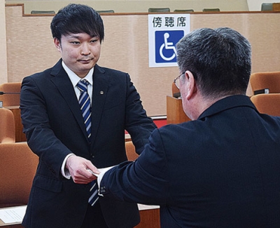写真：安宅教育長から辞令を受け取る新規採用職員