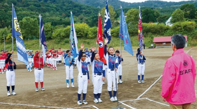 写真：開会式で健闘を誓う選手たち
