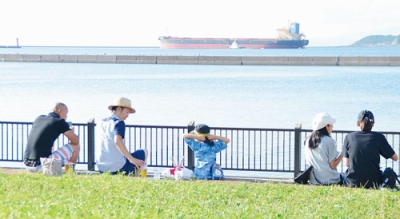 写真：夏の日差しを楽しむ市民ら