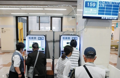 写真：導入された自動精算機。モニター（右上）に支払いの順番が表示される
