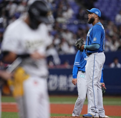 写真：３回、オリックスのゴンザレス（左）に押し出し四球を与え、降板となった日本ハムのロドリゲス＝京セラドーム