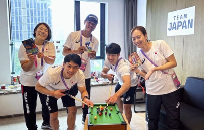 写真：日本選手団のリラックススペースを発案した谷本歩実副団長（左端）。右端は本部役員で選手の相談役を務める石川佳純さん＝９月、中国・杭州（ＪＯＣ提供・共同）