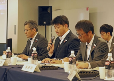 写真：札幌市が策定を進める、冬季五輪・パラリンピックの大会運営の見直し原案について説明する担当者＝３日午前、札幌市