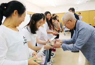写真：堀井市長や大越会長から記念品を受け取る実習生