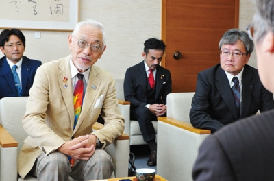 写真：市役所で歓談する松浦ガバナー（左）