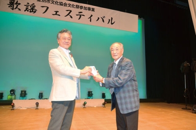 写真：「社会福祉に役立てて」と善意を届ける舛甚会長（右）