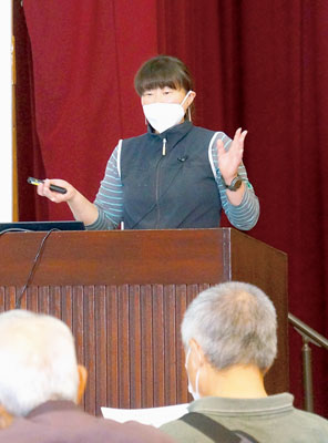 写真：鉱山地区の昔と今をテーマに講演した遠藤さん
