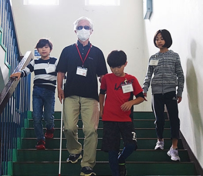写真：階段昇降の介助など、自分たちができることを学んだ福祉体験