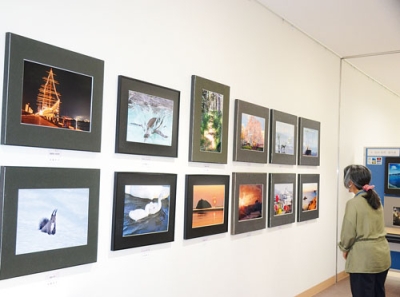 写真：会員らの力作が並ぶ全日本写真連盟室蘭支部写真展