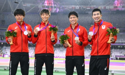 写真：男子４００メートルリレーで銀メダルを獲得した日本チーム。左から宇野勝翔、上山紘輝、小池祐貴、桐生祥秀＝杭州（共同）