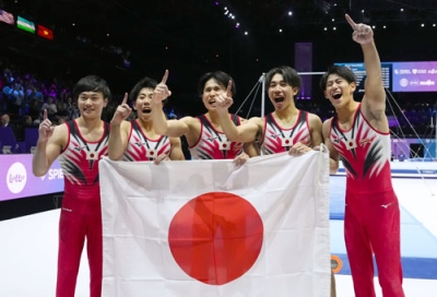 写真：体操世界選手権の男子団体総合で８年ぶりの金メダルを獲得し、喜ぶ（右から）橋本大輝、南一輝、萱和磨、杉本海誉斗、千葉健太＝３日、ベルギー・アントワープ（共同）