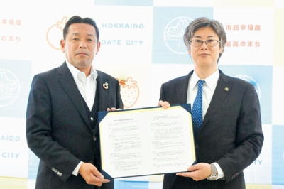 写真：災害時の物資輸送に関する協定を締結した堀井市長（右）と寺島支店長