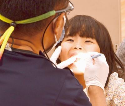 写真：大きく口を開いて歯科検診を受ける子ども