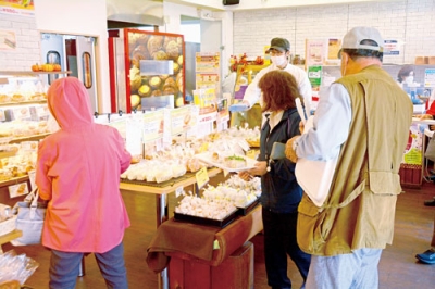 写真：来店客でにぎわうななかまどの３１周年記念感謝祭