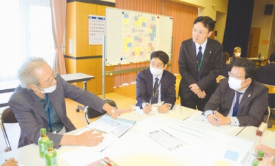 写真：町民の声を聞く大塩町長（右から２人目）