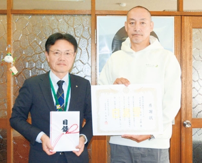 写真：１００万円を寄付した敷島ファームの高田代表取締役（右）と大塩町長
