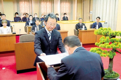 写真：証書を受け取る当選者