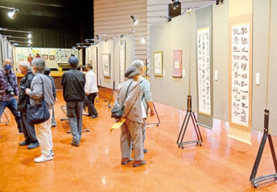 写真：絵画や書道、木工など１４０１点が並んだ白老町文化祭「展示の部」