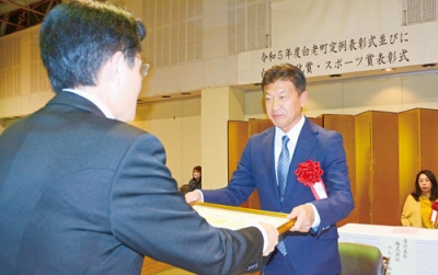 写真：賞状を受け取る前町長の戸田道議