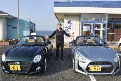 写真：オープンカーと観光を組み合わせた取り組みを始めた「赤碕ダイハツ」社長の上田啓悟さん＝１０月、鳥取県琴浦町
