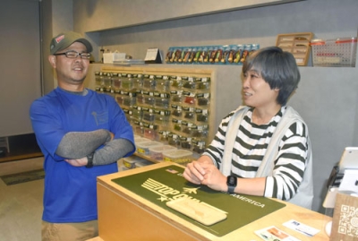 写真：釣具店「Ｆｌａｇｓｈｉｐ」店主の遠山歩さん（左）と妻のちはるさん＝３日、大阪市西成区