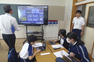写真：茨城県つくば市立島名小の道徳の授業＝１０月