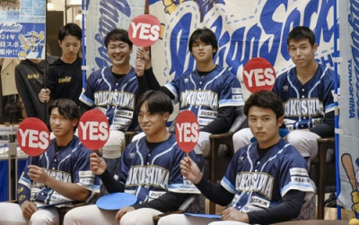 写真：トークイベントに登場した徳島インディゴソックスの（前列右端から）椎葉剛投手、宮沢太成投手らドラフト指名の６選手＝１１月１２日、徳島市