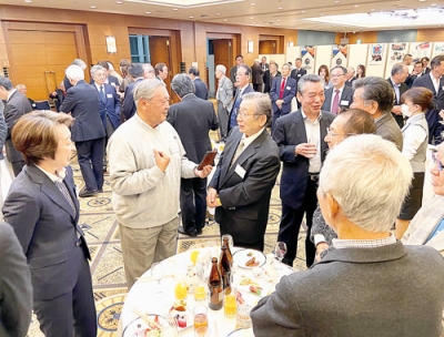 写真：故郷を思い橋本会長（左）と談義する参加者