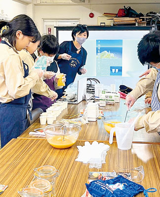 写真：廃油を用いた石けん作りに挑戦する子どもたち