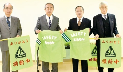 写真：室蘭市町内会連合会の沼田会長（中央右）と室蘭交通安全協会の中田会長（中央左）