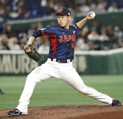 写真：アジアプロ野球チャンピオンシップで登板する日本ハムの根本＝１６日、東京ドーム