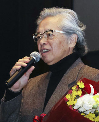 写真：映画「カムイのうた」の舞台あいさつに登壇した菅原浩志監督＝２３日午前、旭川市