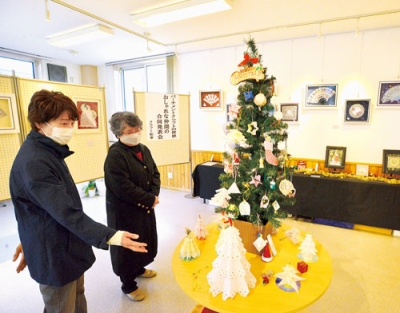 写真：クリスマスにちなんで制作されたオーナメントやリボンが華やかなツリー
