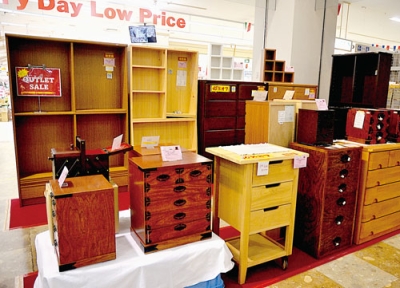 写真：多くの家具が並ぶ刑務所作業製品の展示即売会