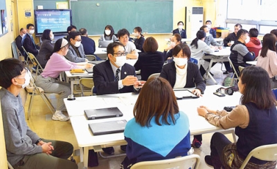 写真：９年間を通した指導の在り方などについて話し合った教職員たち