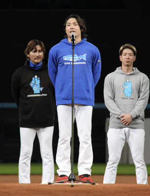 写真：新庄監督（左）から来季の開幕投手に指名され、ファンの前で抱負を語る日本ハム・伊藤（中央）＝２３日、エスコンフィールド北海道
