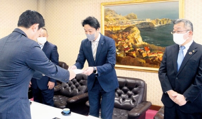 写真：要望書を手渡す徳本会長（右から２人目）ら